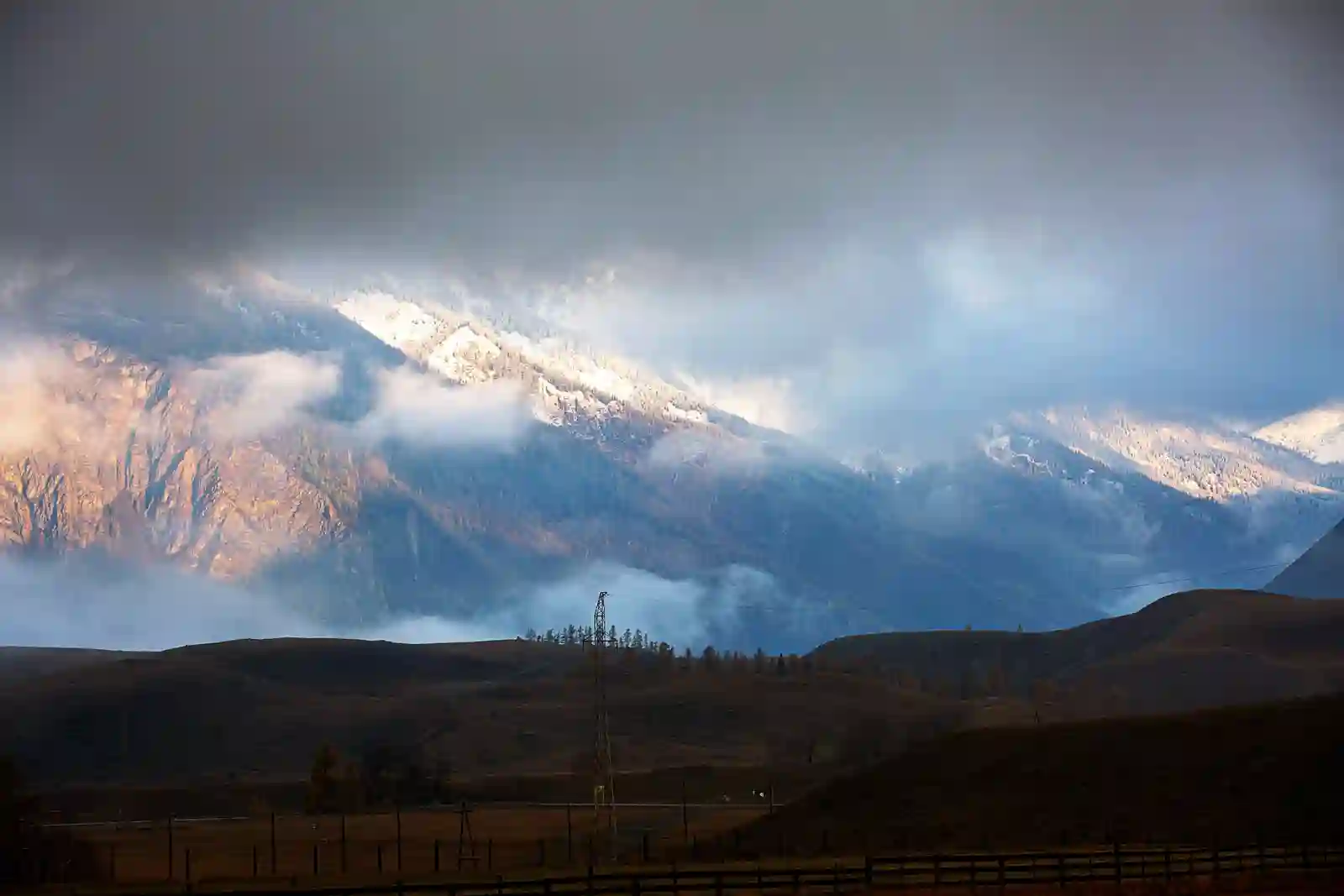 Северо-Чуйский хребет ранним утром 